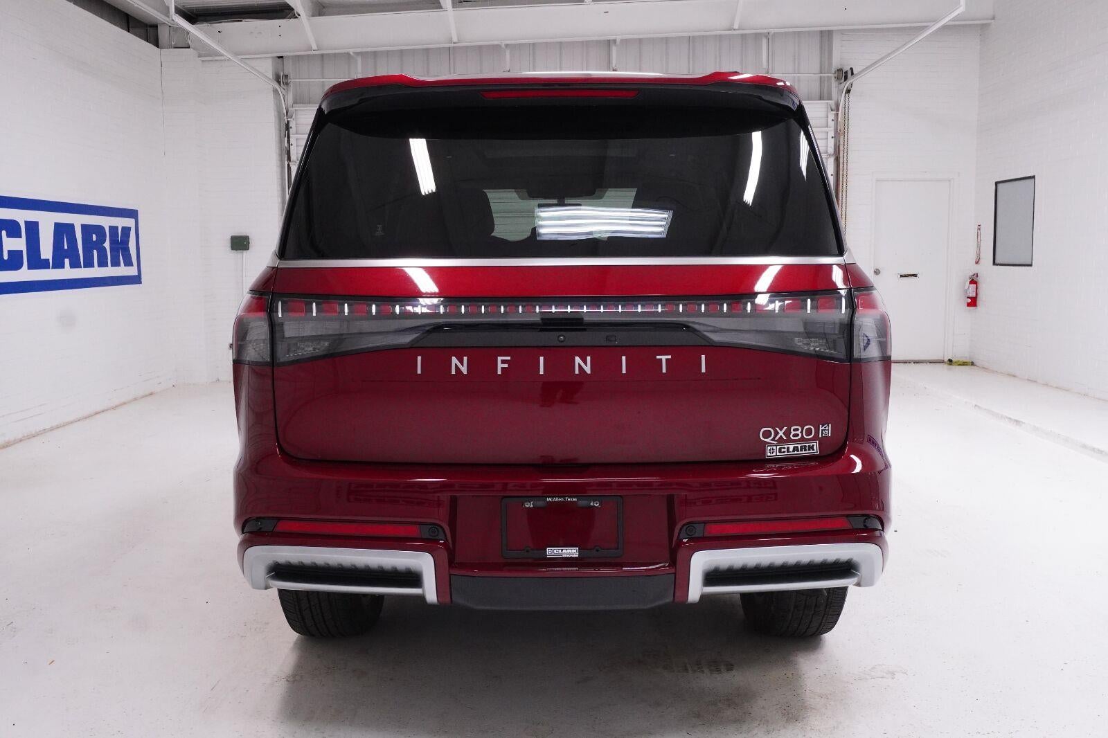 2025 INFINITI QX80 LUXE